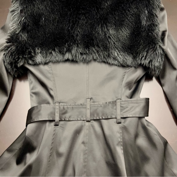Black trench coat with faux fur shrug collar - Picture 14 of 16